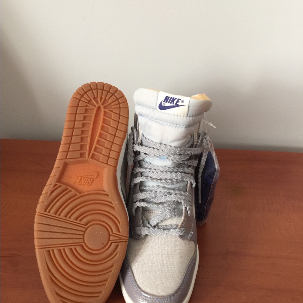 Nike - Picture 3 of 3